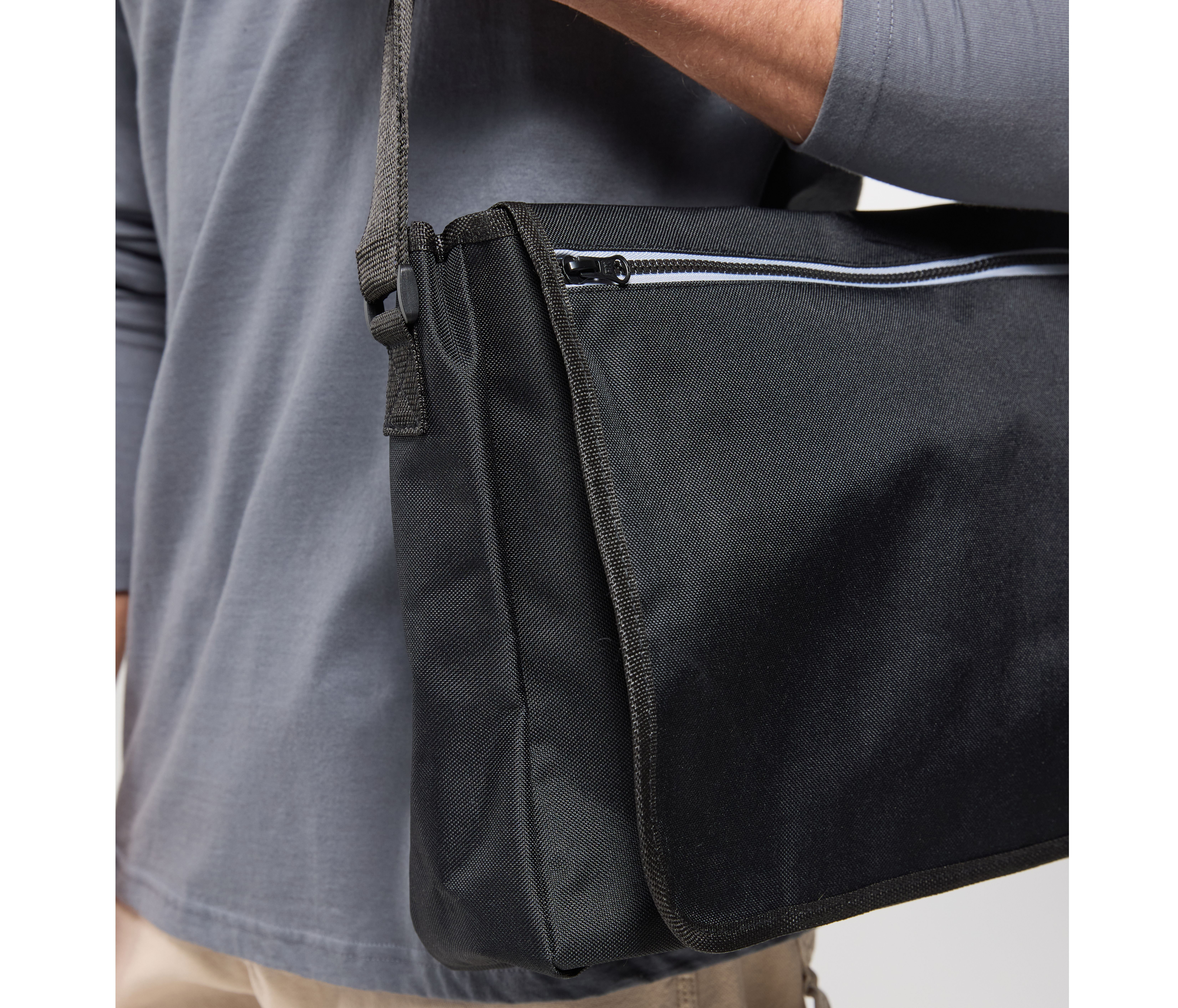 MESSENGER BAG